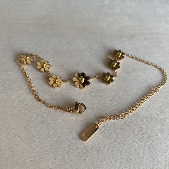 Daisy Linked Anklet - Picture 5 of 5